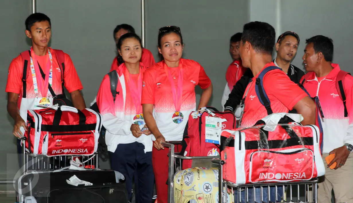 Para Atlet Dayung Indonesia saat tiba di Bandara Soekarno-Hatta, Banten, Selasa (16/6/2015). Dengan raihan 13 medali emas, 6 perak dan 4 perunggu, Indonesia dinobatkan sebagai juara umum rowing SEA Games 2015. (Liputan6.com/Helmi Afandi)