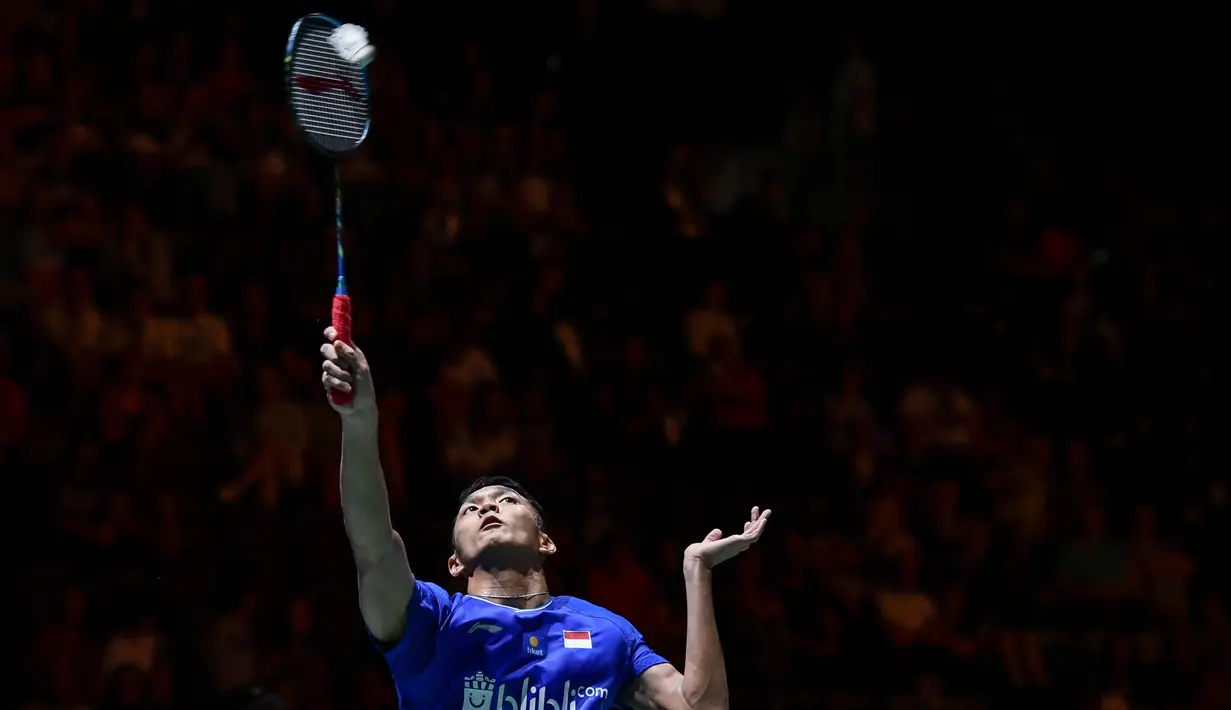 Pebulu tangkis Indonesia Jonatan Christie mengembalikan kok saat bertanding melawan wakil India Sai Praneeth Bhamidipati dalam perempat final tunggal putra Kejuaraan Dunia Bulu Tangkis 2019 di St Jakobshalle, Basel, Swiss, Jumat (23/8/2019). Jonatan takluk dua gim langsung. (FABRICE COFFRINI/AFP)