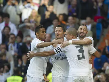 Para pemain Real Madrid merayakan gol yang dicetak Karim Benzema ke gawang West Ham pada laga La Liga di Stadion Santiago Bernabeu, Spanyol, Sabtu (5/12/2015). Madrid menang 4-1. (AFP Photo/Curto De La Torre)