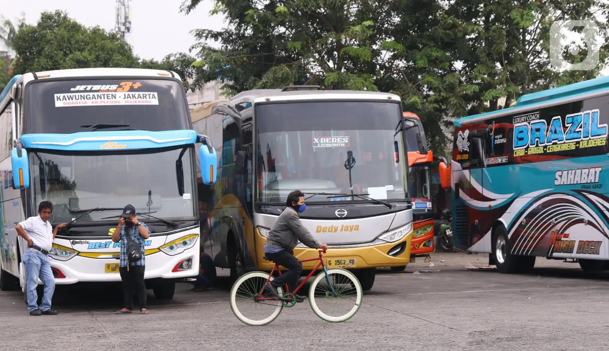 Sejumlah bus AKAP terparkir di terminal Kalideres, Jakarta Barat, Kamis (30/7/2020). Pemerintah Provinsi DKI Jakarta  mencabut syarat wajib surat izin keluar masuk (SIKM) bagi pengguna transportasi umum jarak jauh membawa angin segar di industri transportasi darat. (Liputan6.com/Angga Yuniar)