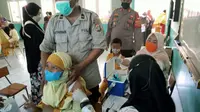 Siswa SD di Bekasi mengikuti vaksinasi Covid-19. (Liputan6.com/Bam Sinulingga)