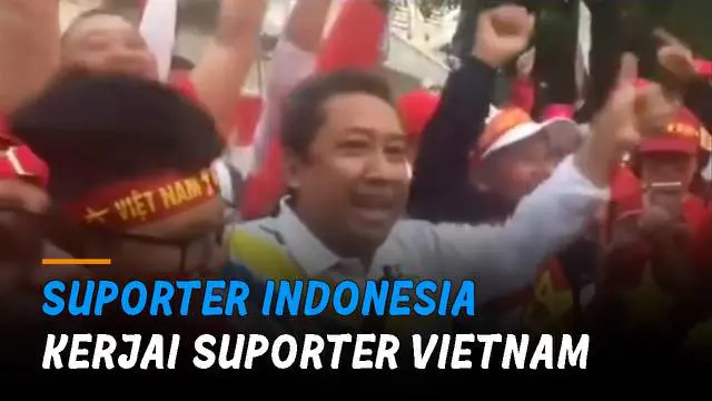 Momen jahil suporter Indonesia itu sukses hibur warganet di tengah rivalitas keduanya di AFF Cup.