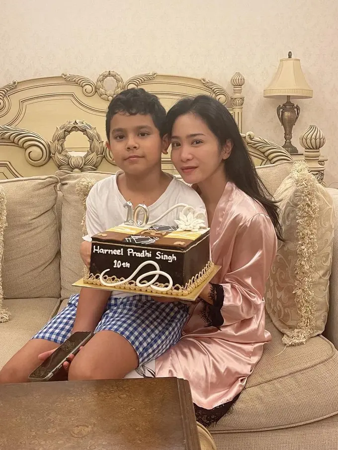 [Fimela] Bunga Zainal