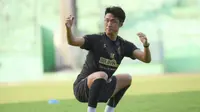 Renshi Yamaguchi saat latihan dengan Arema FC di Stadion Gajayana Malang. (Iwan Setiawan/Bola.com)