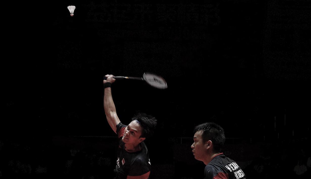 Ganda putra Indonesia, Mohammad Ahsan / Hendra Setiawan, saat melawan ganda Jepang, Hiroyuki Endo / Yuta Watanabe, pada BWF World Tour di Tianhe Sports Center, Guangzhou, Minggu (15/12/2019). Ahsan / Hendra menang 24-22 dan 21-19. (AP/Andy Wong)