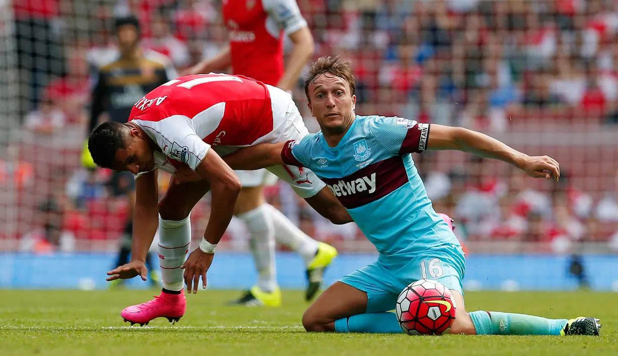 Gelandang West Ham, Mark Noble (kanan) berusaha merebut bola dari kejaran penyerang Arsenal, Alexis Sanchez pada pertandingan Liga Primer Inggris di Stadion Emirates, London, (9/8/2015). West ham menang 2-0 atas Arsenal. (Reuters/Eddie Keogh)