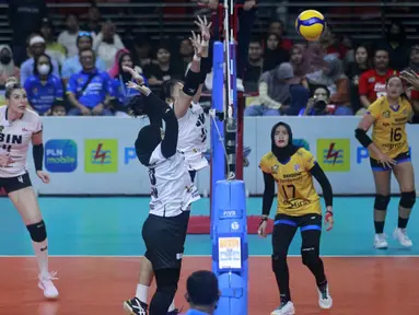 Pemain Bandung Bjb Tandamata, Madeline Jazmin Guillen Paredes (kanan) melakukan spike ke arah pemain Jakarta BIN pada laga Final Four PLN Mobile Proliga 2023 yang berlangsung di GOR Jatidiri, Semarang, Jawa Tengah, Sabtu (04/03/2023) malam WIB. Jakarta BIN menang tiga set langsung dengan skor 30-28, 26-24, dan 25-15. (Dok. Proliga 2023)