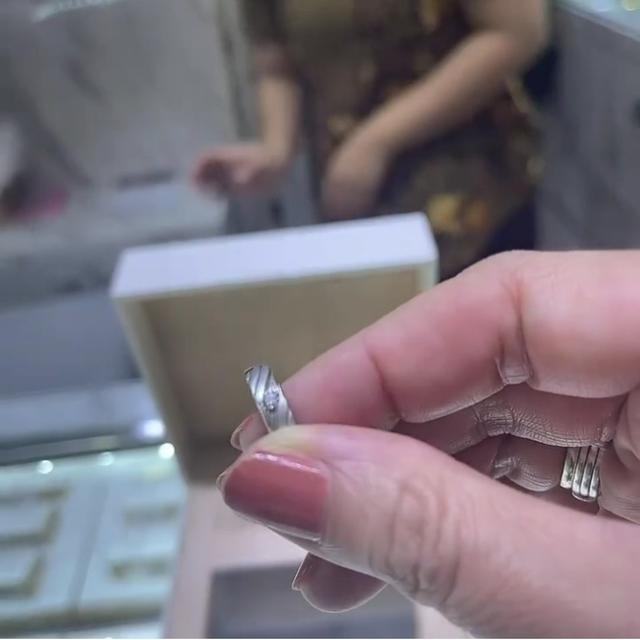 6 Potret Detail Cincin Pernikahan Venna Melinda, Mewah Berlapis Berlian
