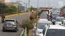 Kendaraan melintas di flyover Jalan Arif Rahman Hakim, Depok, Jawa Barat, Senin (22/10). Hibah dua flyover kepada Pemerintah Kota Depok guna mengatasi kemacetan yang semakin parah di kawasan penyangga Ibukota tersebut. (Liputan6.com/Immanuel Antonius)