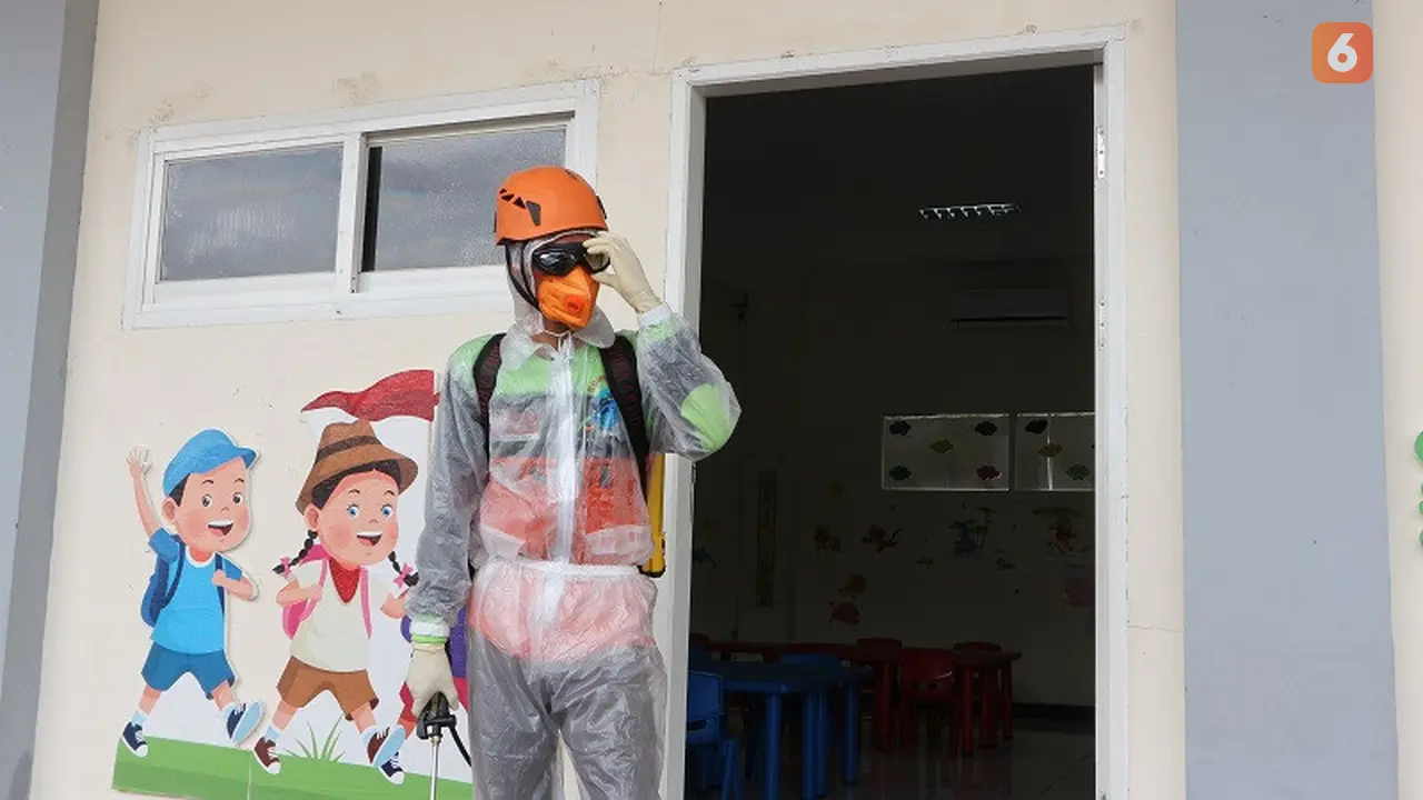 penyemprotan disinfektan di salah satu sekolah di Kota Palu