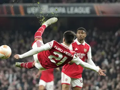 Gelandang Arsenal Fabio Vieira mencoba tembakan ke gawang FC Zurich pada matchday terakhir Grup A  Liga Europa 2022/2023 di Emirates Stadium, Jumat (4/11/2022) dinihari WIB. Arsenal memastikan kemenangan kelimanya di Grup A Liga Europa 2022/2023. (AP Photo/Frank Augstein)