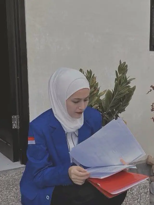 Tetap Prioritaskan Pendirikan, Ini 6 Momen Adelia Pasha Jalani Sidang Skripsi