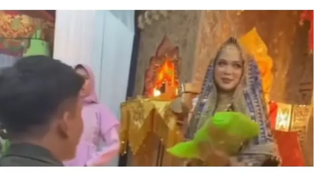 6 Potret Kurir Antar Paket di Momen Pernikahan, Bikin Pengantin Tersipu Malu