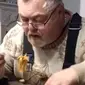 Pria yang viral akibat cara uniknya makan spageti. (Liputan6/Twitter/@cucumbertonic)