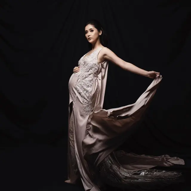 Hamil Anak Ketiga, Ini 5 Potret Maternity Shoot Eva Anindita
