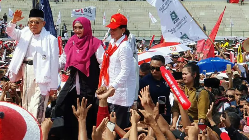 Cawapres nomor urut 01 Ma'ruf Amin saat kampanye di Karawang, Jawa Barat.