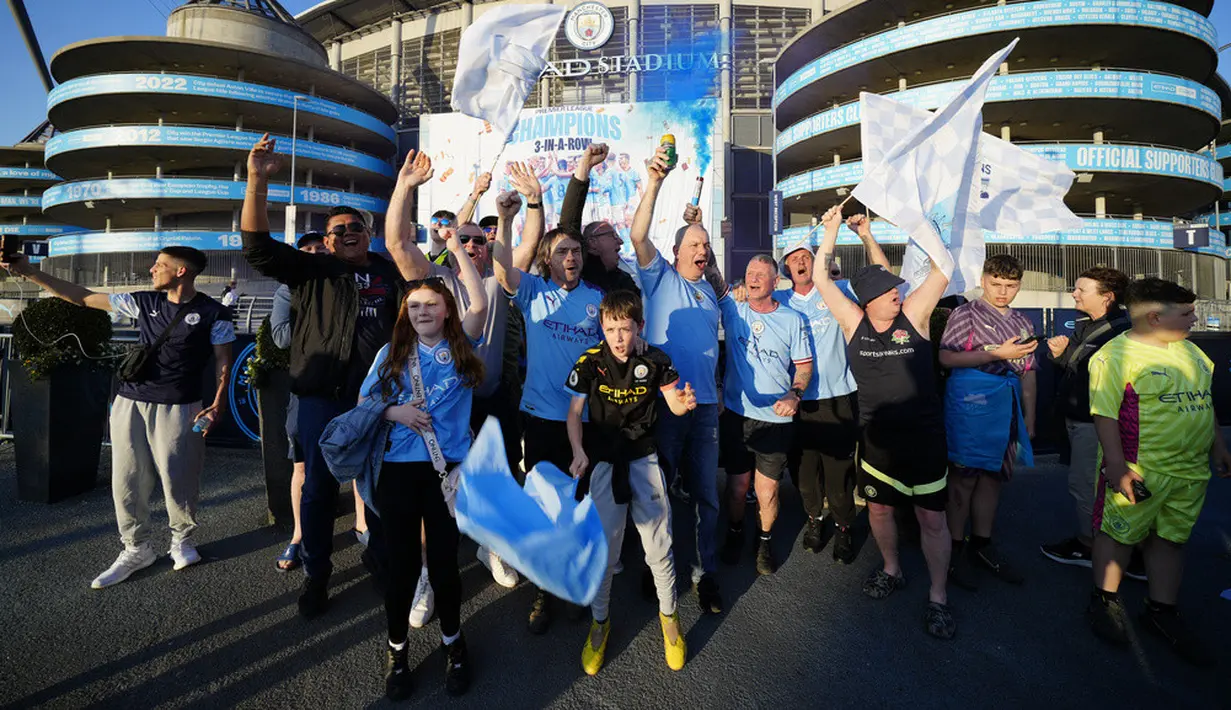 <p>Nuansa kemenangan menyelimuti Etihad Stadium, markas Manchester City. The Citizens dipastikan menjuarai Liga Inggris ketiga kali beruntun setelah Arsenal kalah dari Nottingham Forest dengan skor 0-1. (AP Photo/Jon Super)</p>