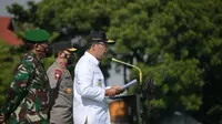Gubernur Jawa Barat Ridwan Kamil saat menjadi inspektur Apel Gelar Pasukan TNI-Polri dalam rangka Kesiapan Pengamanan Pilkada Serentak 2020 di Mapolda Jabar, Kota Bandung, Selasa (24/11/20). (Foto: Humas Jabar)