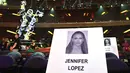 Foto penyanyi Jennifer Lopez tertempel di tempat duduk untuk ajang MTV Video Music Awards (MTV VMA) 2018 di Radio City Music Hall, New York, 17 Agustus 2018. JLo akan menghadiri MTV VMA lagi, setelah kehadiran terakhirnya pada 2001. (AFP/Angela Weiss)