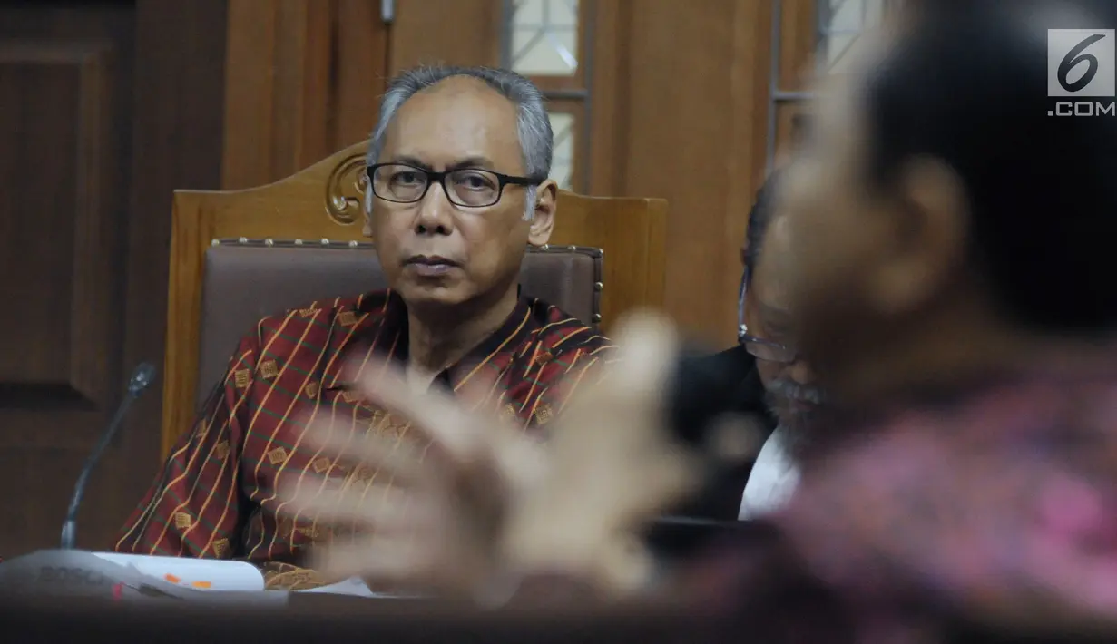 Terdakwamerintangi penyidikan korupsiE-KTP, Bimanesh Sutarjo menyimak keterangan Setya Novantopada sidang lanjutan di Pengadilan Tipikor, Jakarta, Jumat (27/4). Sidang mendengar keterangan Setya Novanto sebagai saksi. (Liputan6.com/Helmi Fithriansyah)