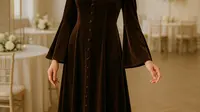 8 Inspirasi Long Dress Lengan Flare Bahan Velvet, Mewah dan Stylish