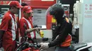 Seorang pengendara motor tampak mengisi BBM beberapa jam sebelum presiden mengumumkan kenaikan bahan bakar minyak, Jakarta, Senin (17/11/2014). (Liputan6.com/Herman Zakharia)