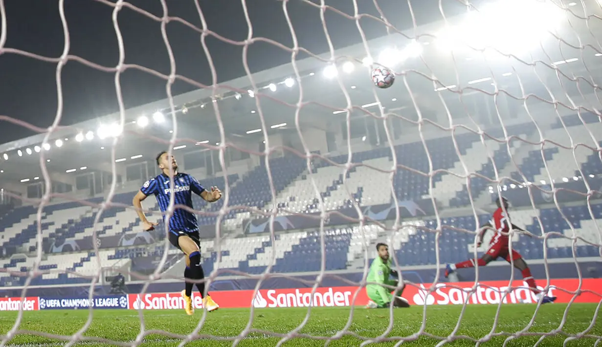 Pemain Liverpool Sadio Mane (kanan) mencetak gol ke gawang Atalanta pada pertandingan Grup D Liga Champions di Stadion Gewiss, Bergamo, Italia, Selasa (3/11/2020). Liverpool menang 5-0. (AP Photo/Luca Bruno)