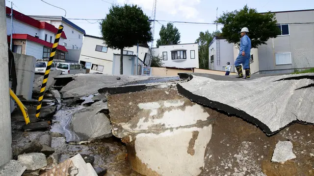 Parahnya Kerusakan Akibat Gempa di Jepang