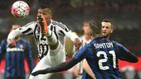 Bek sayap Juventus, Alex Sandro, berebut bola dengan bek sayap Inter Milan, Davide Santon. Agregat kedua tim menjadi 3-3, yang membuat laga harus ditentukan melalui adu penalti. (EPA/Daniel Dal Zennaro)