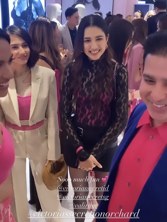 Mikha Tambayong mengenakan spaghetti strap pink di atas luaran lace hitam lengan panjang dipadukan mini skirt warna serasi dan stocking hitamnya. [@miktambayong]