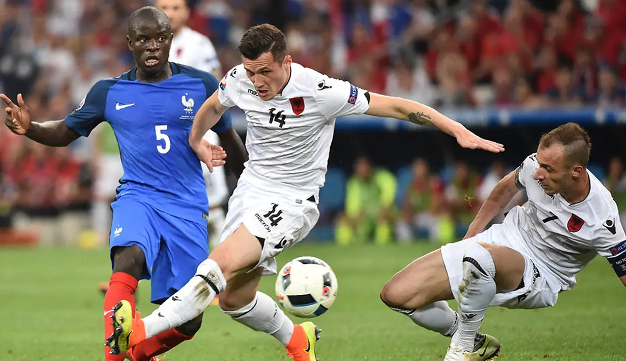 Kini pasca membawa Leicester juara Liga Premier Inggris dan mampu menembus skuat Prancis untuk Piala Eropa, N'Golo Kante memiliki tantangan baru. Dirinya harus mampu tetap bersinar tampil bersama klub besar, Chelsea. (AFP/Bertrand Langlois) 