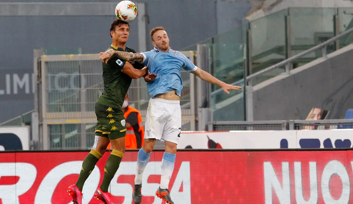 Gelandang Lazio, Manuel Lazzari berebut bola dengan pemain Brescia, Ales Mateju pada laga pekan ke-37 Liga Italia di Stadion Olimpico, Rabu (29/7/2020). Lazio menaklukkan tamunya Brescia dengan skor 2-0. (AP Photo/Riccardo De Luca)