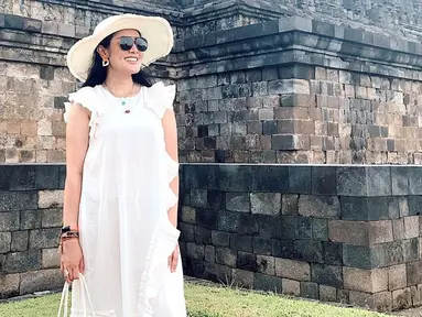 Menggunakan busana serba putih, penampilan Nindy Ayunda saat berlibur ke Candi Borobudur ini pun bisa dijadikan inspirasi. Mengtgunakan simple dress, Nindy memilih memadukannya dengan topi lebar serta tas berwarna senada. (Liputan6.com/IG/@nindyayunda)