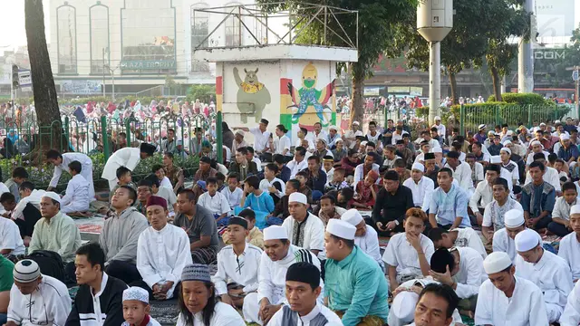 Gelar Salat Id, Warga Padati Persimpangan Pasar Senen