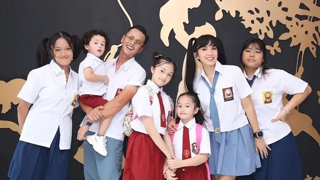 Momen ulang tahun Ussy Sulistiawaty. (Foto: Instagram/andhiiikapratama)