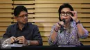 Wakil Ketua KPK Laode Muhammad Syarif (kiri) dan Basaria Panjaitan memberi keterangan pers terkait OTT Dispen Kebumen di Gedung KPK, Jakarta, Minggu (16/10). (Liputan6.com/Johan Tallo)