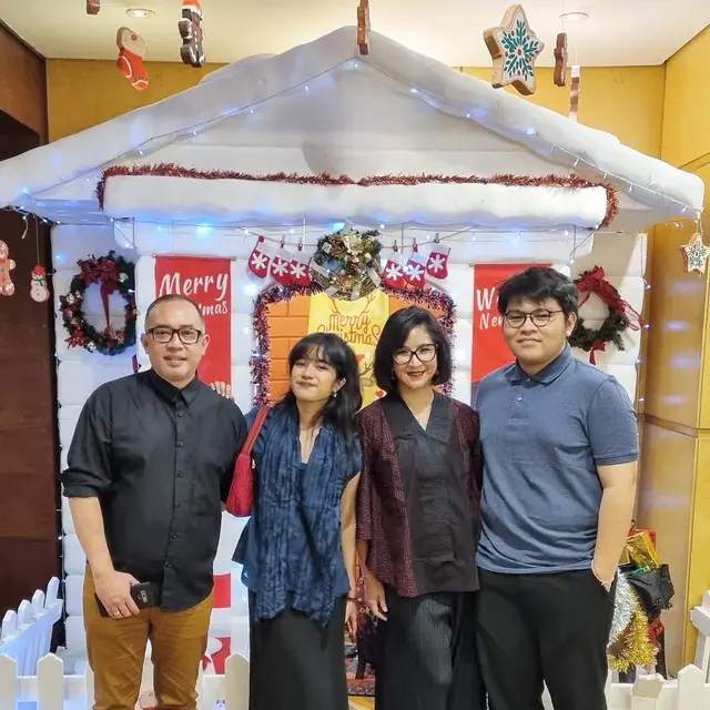 6 Potret Keluarga Artis Beda Agama Rayakan Natal 2024, Rukun dan Saling Menghormati