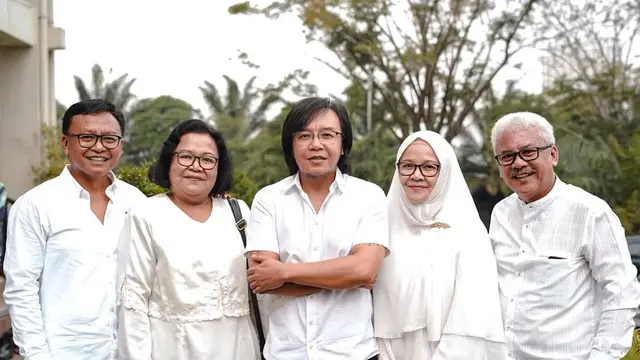 Setia Menemani, Ini 7 Potret Ari Lasso dan Kakak Sulungnya yang Seorang Muslim