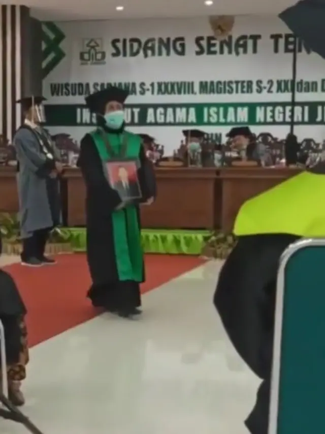 Video Wanita Wakili Suaminya Wisuda yang Sudah Meninggal Ini Bikin Haru