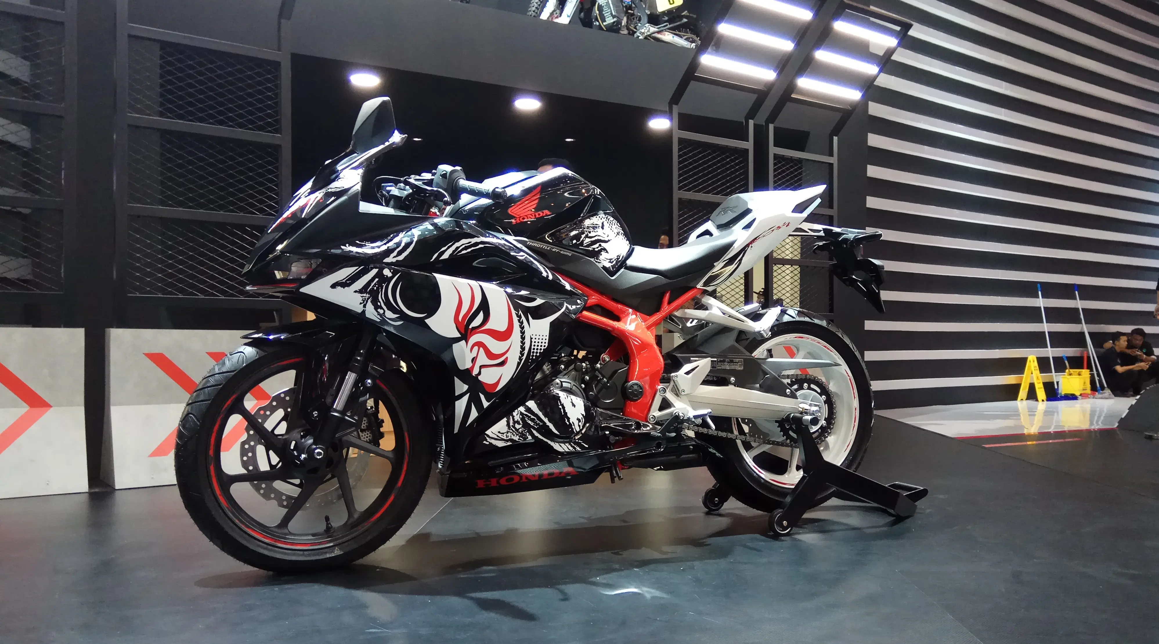 CBR250RR edisi khusus ini dibuat untuk merayakan satu tahun penjualan New Honda CBR250RR, motor sport yang dibangun dengan filosofi Total Control (Foto: Rio/Liputan6).