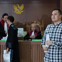 Penyanyi dangdut Saipul Jamil kembali menghadiri sidang. Pada sidang yang berlangsung Rabu (19/7/2017) itu, terkait kasus penyuapan terhadap panitera Pengadilan Negeri Jakarta Utara. Sidang beragenda tuntutan pun dibacakan. (Deki Prayoga/Bintang.com)
