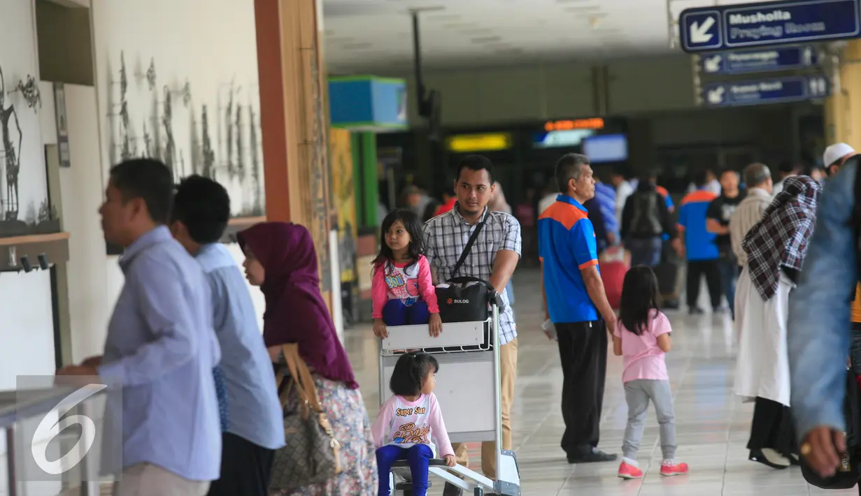 Calon penumpang menunggu jadwal keberangkatan dari bandara Adisucipto,Yogyakarta, (6/2).Setelah di tutup pada 5/2 sore kemaren akibat cuaca buruk, bandara di buka kembali mengantisipasi lonjakan penumpang jelang liburan imlek. (Liputan6.com/Boy Harjanto)