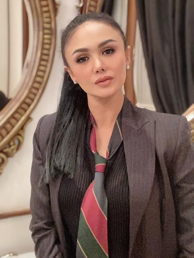 FOTO: Gaya Yuni Shara saat Pakai Blazer, Tetap Menawan