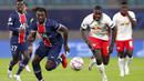 Penyerang Paris Saint Germain, Moise Kean, berebut bola dengan pemain RB Leipzig, Dayot Upamecano, pada laga Liga Champions di RB Arena, Kamis (5/11/2020). RB Leipzig menang dengan skor 2-1. (AP/Michael Sohn)