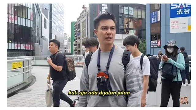 7 Potret Baim Wong Bagi-Bagi Makanan di Jepang, Curi Perhatian