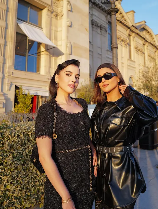 Setelah sebelumnya dikenal dekat dengan Huda Kattan, Tasya kini terlihat hangat berpose bersama Krystle di sebuah lokasi bergaya Eropa klasik yang dipenuhi nuansa golden hour yang dramatis. [@tasyafarasya].