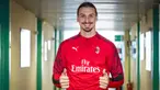 Zlatan Ibrahimovic mengenakan jersey AC Milan saat berfoto di markas AC Milan, Italia, Kamis (2/1/2020). Ibrahimovic kembali memperkuat AC Milan. (Claudio Furlan/LaPresse via AP)