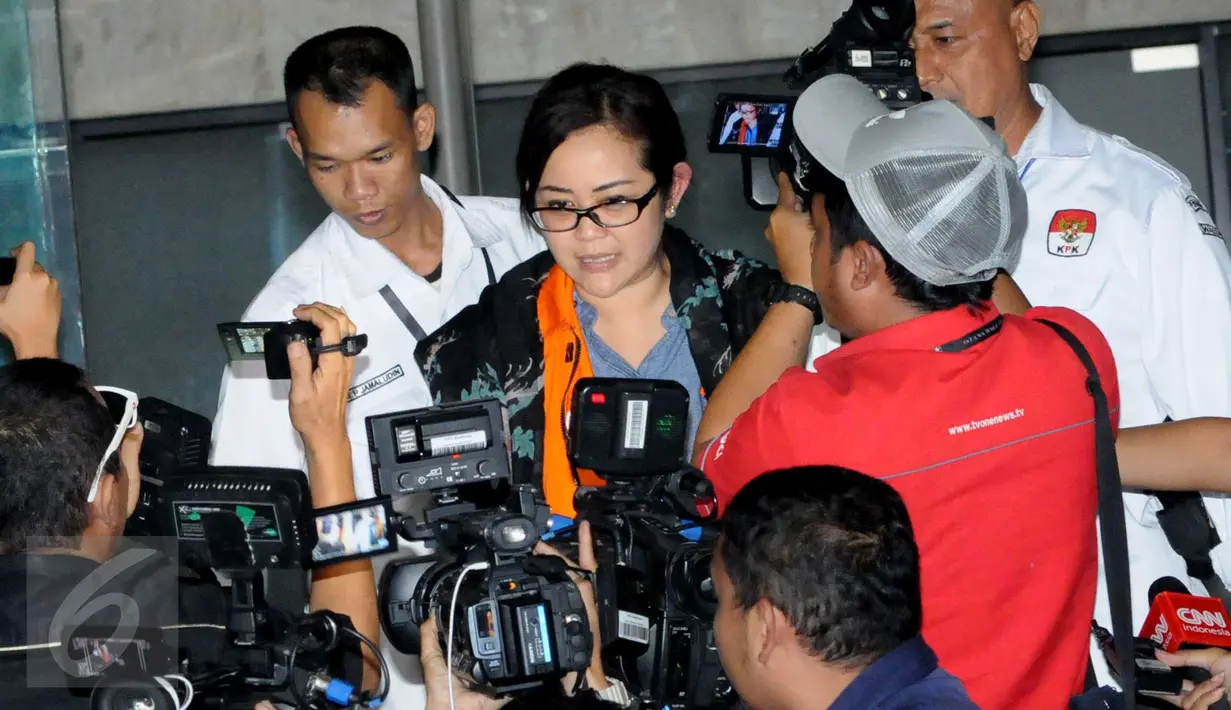Dessy A Edwin keluar dari gedung KPK usai menjalani pemeriksaan perdana, Jakarta, Senin (18/1/2016). Dessy diperiksa KPK terkait kasus suap proyek di Kementerian Pekerjaan Umum dan Perumahan Rakyat. (Liputan6.com/Helmi Afandi)