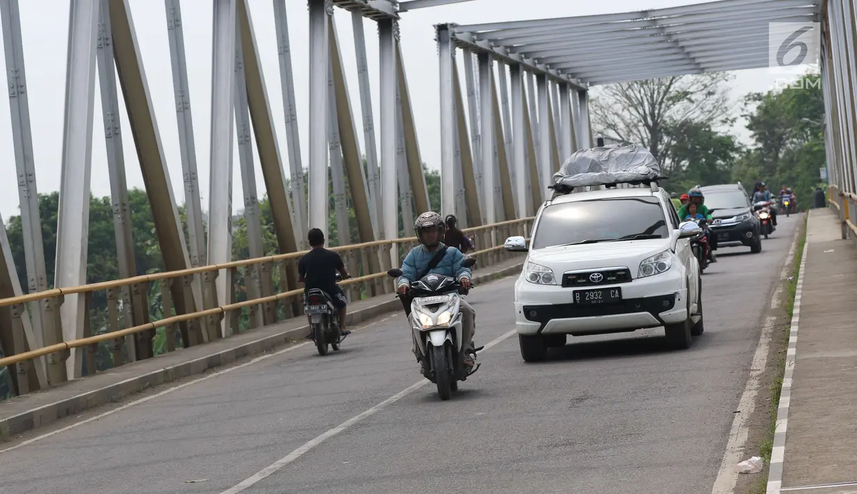 Sejumlah kendaraan melintas di jembatan Bangkir Indramayu, Jawa Barat, Jumat (30 /6). H+5 Indramayu Kota ke Arah Jakarta melalui Jalur Utara diprediksi mulai di padati arus balik pada Malam dan esok hari H+6. (Liputan6.com/Helmi Afandi)