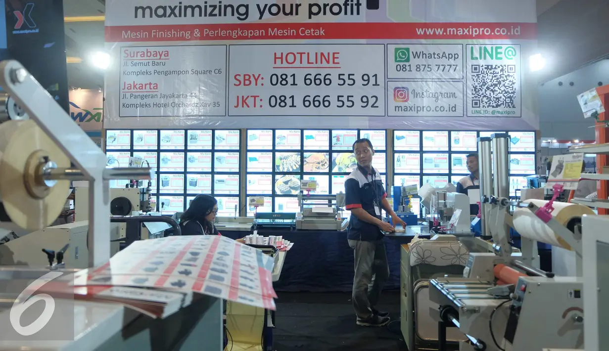 Salah satu peserta Pameran Indoplas, Indopack, dan Indoprint  di Jakarta International Expo, Kemayoran, Jakarta, Rabu (7/9). Pameran yang akan digelar selama empat hari itu, oleh 400 perusahaan dari 20 negara. (Liputan6.com/Angga Yuniar)